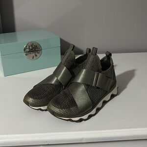 Sorel olive green athletic shoes